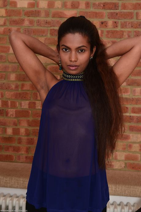 30多歲的印度女子Alishaaa Mae用假陽具玩弄她濃密的陰道