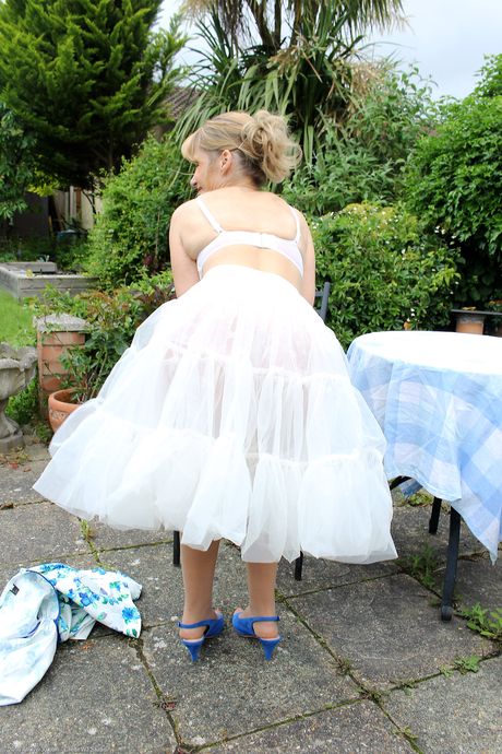 熟女ジェーン・Bがウェディングドレスとランジェリーを脱いで裸のポーズをとる