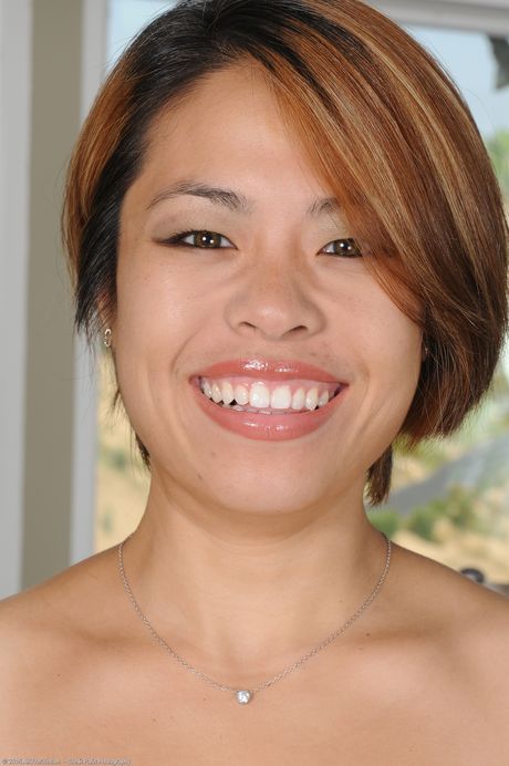 魅力的な熟女レイシー・ハーストが完璧なお尻とパイパンまんこを披露