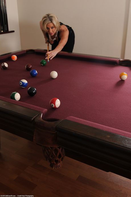 ショートヘアのMILFペイトン・ホールがソロで大きなお尻とオマンコを披露