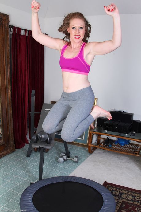 性感熟女 Amber Carlisle 脫下運動服，展現火辣身材