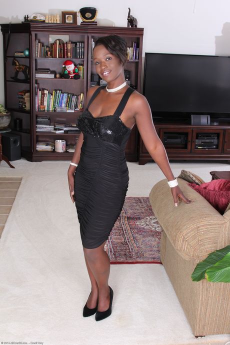 黑人熟婦 Sayanna Monroe 獨自展現她完美的臀部和裸露的肌膚