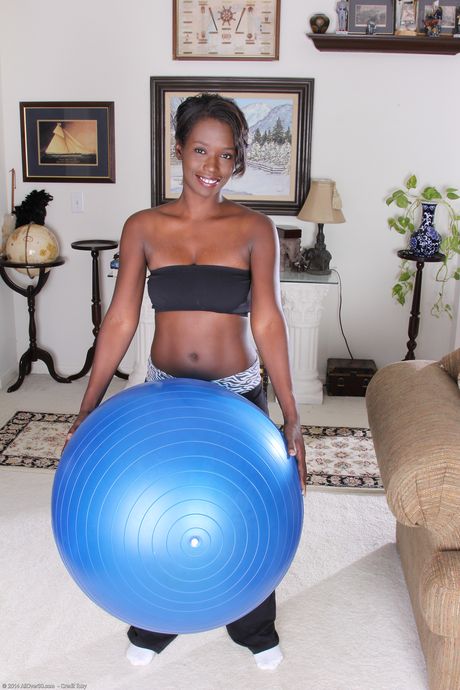 黑人熟女 Sayanna Monroe 秀出她的大屁股和美味的陰部