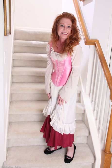 Moden sygeplejerske Veronica Smith viser sin perfekte røv og behårede kusse frem i en solo