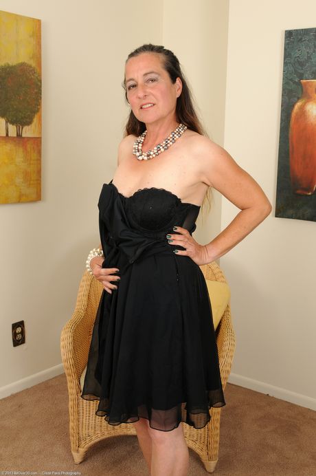 Moden amatør Nicola viser sin store røv og behårede kusse i en stol