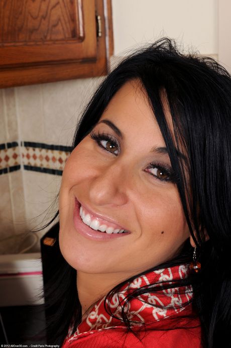 Latina MILF Sophia Bella shows her big ass & her big tits in the kitchen