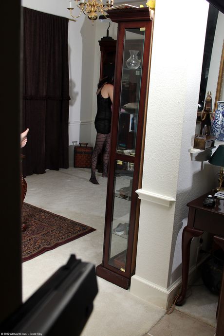 Amatørkvinder Alex S, Penelope og Sydney stripper og slikker fisse