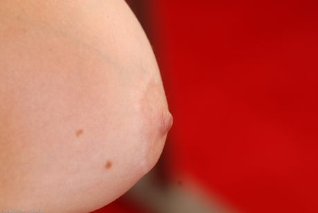 金髮熟女 Erica Lauren 近距離展示她的大屁股和陰部