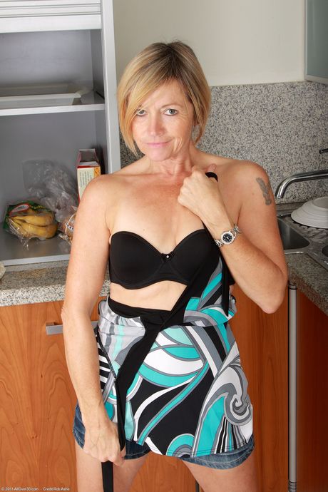 熟女家庭主婦蘇西用黃瓜炫耀她的大屁股和玩具