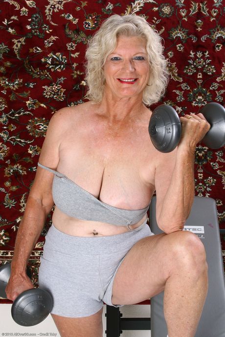 豐滿的老奶奶Michelle V在鍛煉時露出了她的豐滿臀部和乳房