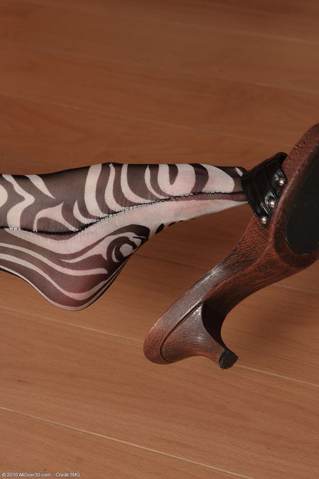 Mature blonde Mary Sue shows her big ass and spreads her pussy