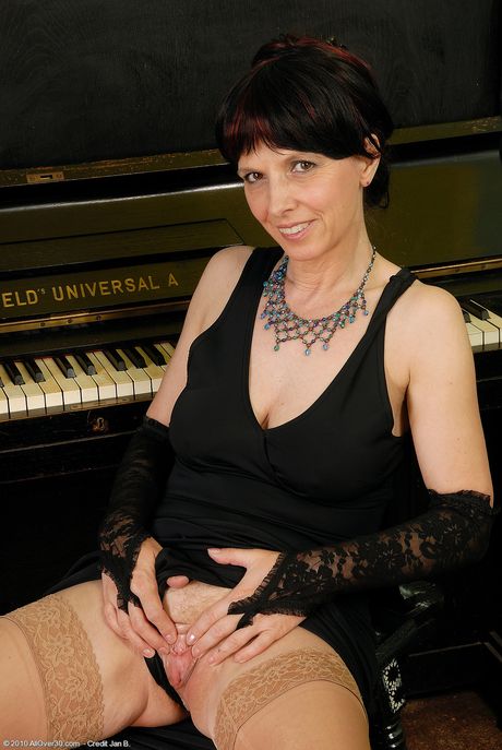 熟女秘書ジュリエットが巨尻とホットな熟女まんこを披露