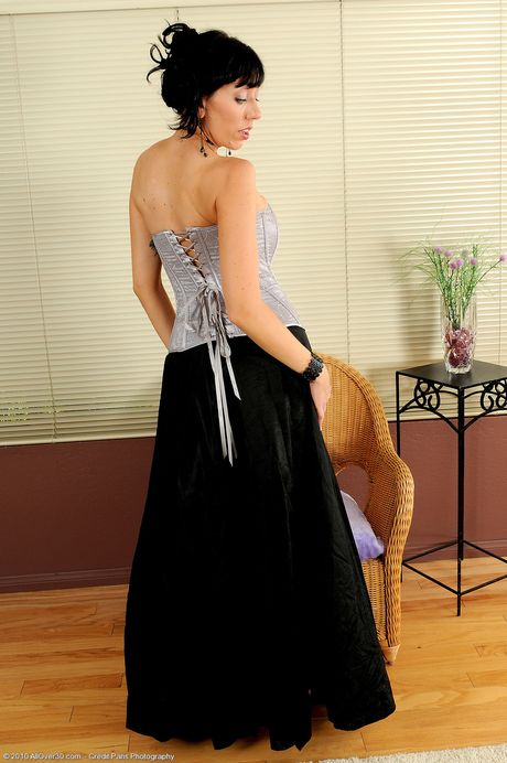 セクシーなMILFアリアはソロで彼女の大きなお尻と彼女のおいしい猫を披露します