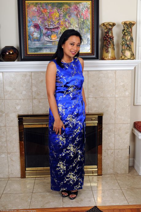 熟女亞洲美女 Lucky Starr 秀出她的大屁股並張開她的成熟陰戶