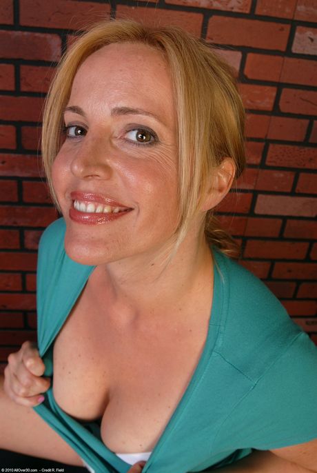 Mature amateur Katrina shows off her big ass & her tasty pussy