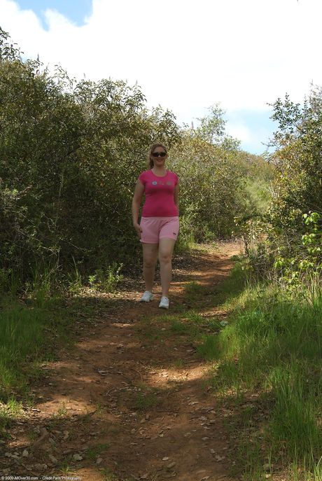 成熟胖子 Natasha M 展示她的大乳房並在灌木叢中摩擦她的陰毛