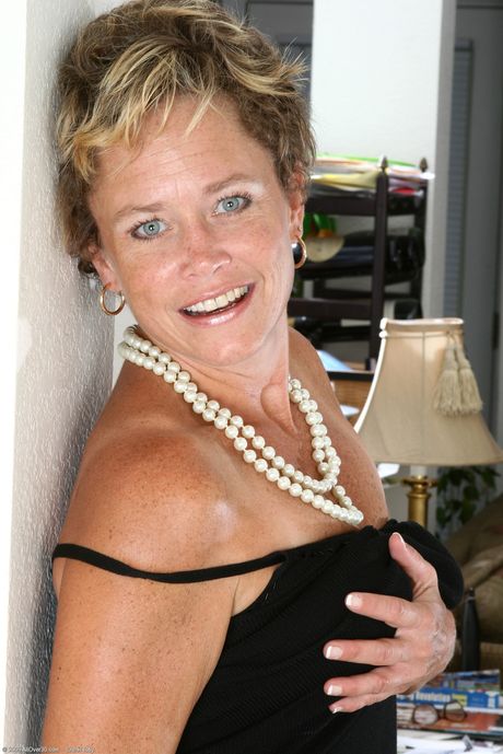 金髪のアメリカ人ママ、アリエルが素晴らしいおっぱいとパイパンまんこを間近で披露