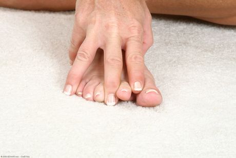 見事なアメリカのアマチュアMILFアリエルは彼女のセクシーなお尻を強調し、彼女のパイパンの猫を広げます