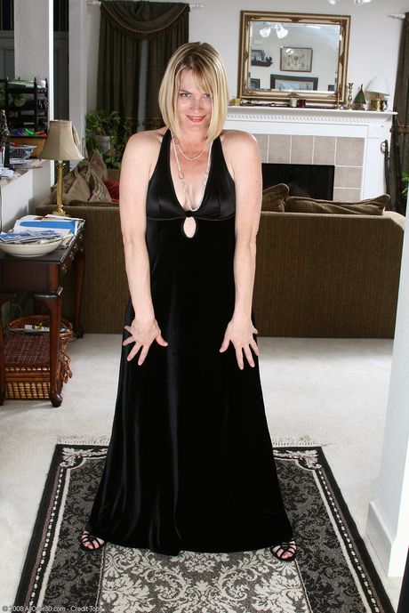 Mature amateur Brittany shows off her big ass & her tasty pussy