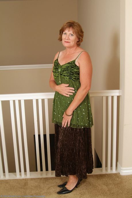 熟女紅髮美女Samantha L秀出她的大屁股和性感美足