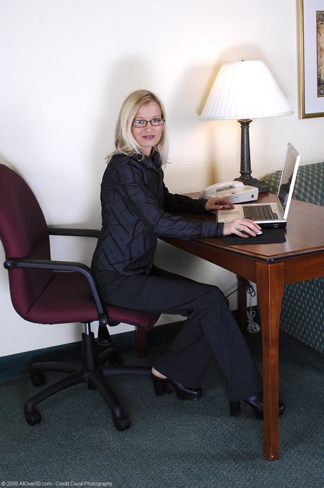 Skinny MILF Heidi strips at work & shows off her hot feet & sexy body