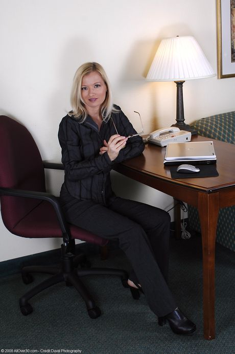 Skinny MILF Heidi strips at work & shows off her hot feet & sexy body