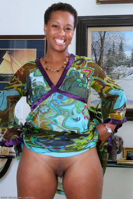 A: 黒人女性のステイシーJが大きなお尻を見せて、ソロで彼女の猫をこする