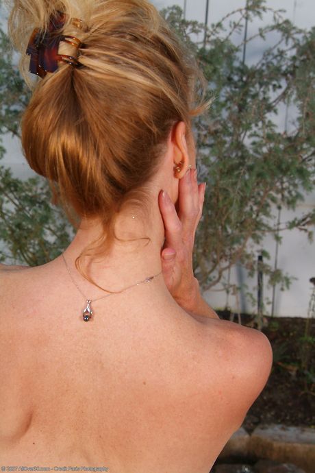 Moden amatør Marie-Kelly viser sin store røv og sin lækre fisse frem