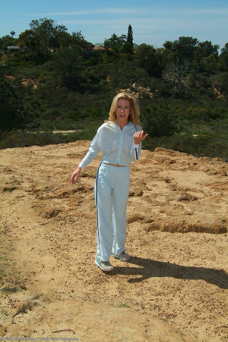 金髮熟女瑪麗凱莉在戶外露出了她多毛的陰部和豐滿的屁股