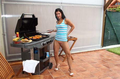 A: 苗條女孩蕾哈娜·塞繆爾自慰後將蔬菜塞進她的陰道