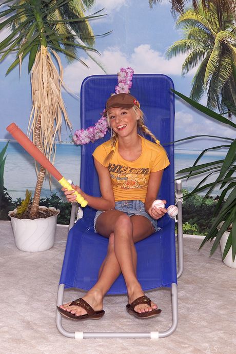 A: Blonde teenager Hannas Honeypot stikker et baseballbat i sin fisse