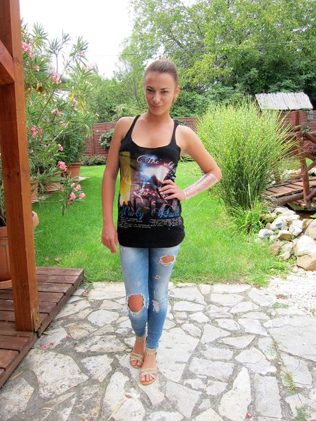 A: ハンガリーのティーン、アデル・ブーティーが屋外で服を脱ぎ、巨乳を弄ぶ