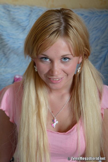 Lyshåret russisk teenager Lindsey Olsen får sin sexede røv og fisse kneppet af en fyr