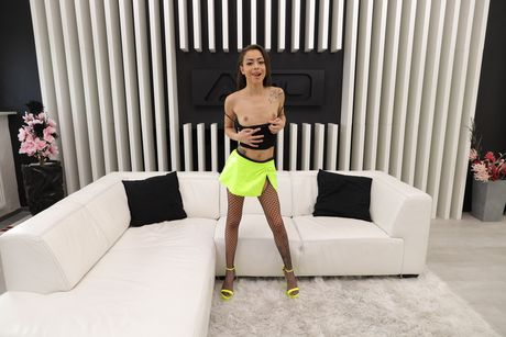 迷人的巴西女孩 Polly Petrova 在狂野群交中被雙重操弄