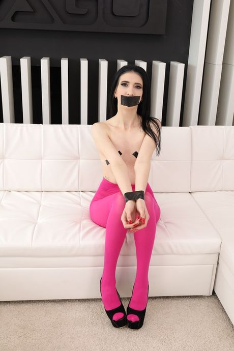 小柄なポーランドの美女アヴァ・ハリスが檻の中で輪姦され口いっぱいにされる