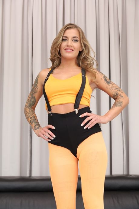 タトゥーを入れたチェコのポルノスター、シルヴィア・デライが輪姦でダブル挿入される