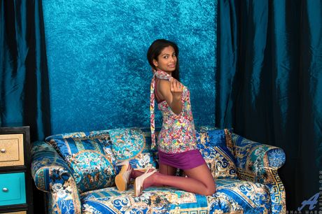 セクシーなMILFアリシャ・メイが大きなお尻とパイパンまんこを披露