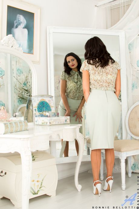 Sexy MILF Bonnie Bellotti shows off her big ass & her shaved pussy