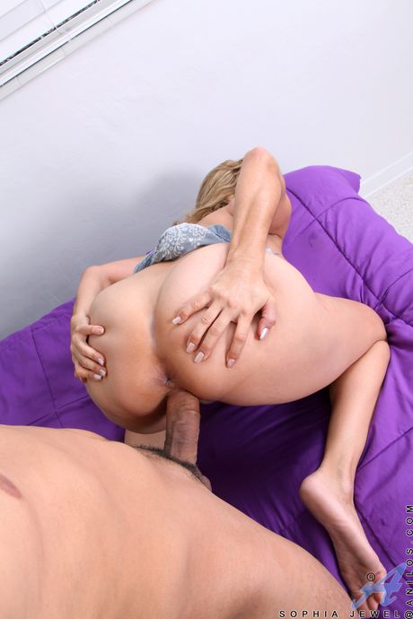 非常に魅力的なアメリカの年上のソフィア・ジュエルは、熱いフェラチオの後に彼女の猫に掘られました