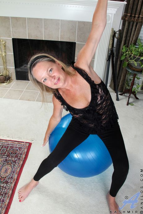  Deluxe blond ældre Kashmir viser store bryster og spreder sine ben