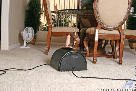 アマチュアMILFアヌスカは彼女の大きなおっぱいを披露し、ディルドでオナニーします