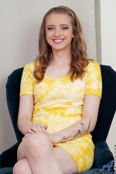 Ødelæggende tjekkisk amatør MILF Lovisa Sott stripper nøgen og demonstrerer sin store røv og lyserøde fisse