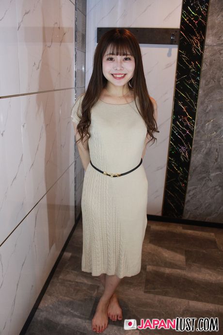 Asiatisk teenager Nana Tominaga får sin barberede fisse leget og creampied