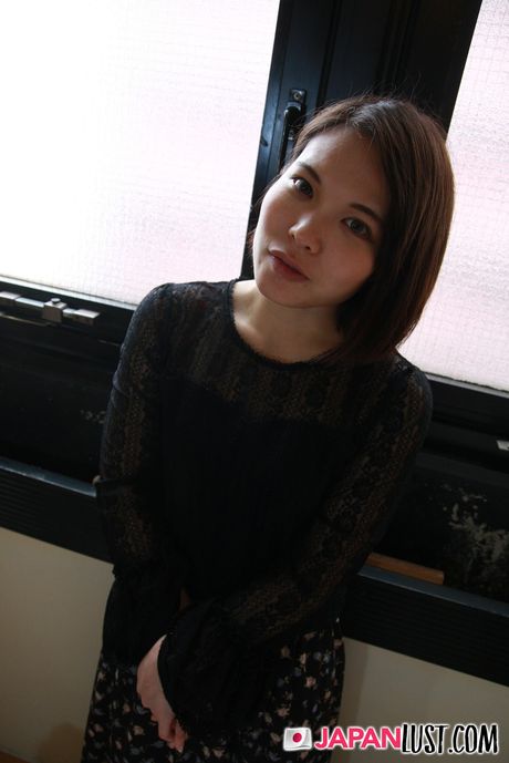 Asiatisk teenager Miyuki Ichii bliver nøgen, før hun leger med sin fisse