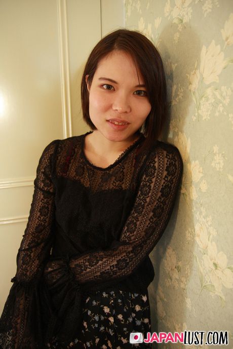 Asiatisk teenager Miyuki Ichii bliver nøgen, før hun leger med sin fisse