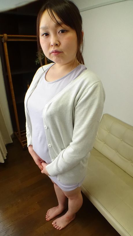 Asiatisk pige Hikari Kawanishi viser sin store røv frem og bliver kneppet solo