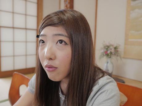 Asiatisk skønhed Erisa Tada bliver nøgen før en fingerfuck og vaginal indsættelse