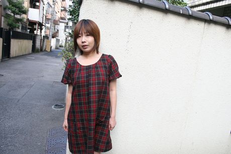 素敵なアジアのMILFナオミ・ナカネが素晴らしいおっぱいを披露し、シャワーで犯される