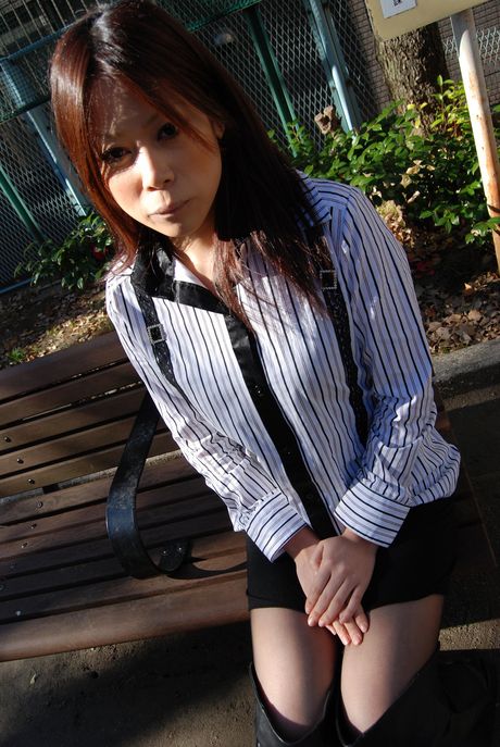 亞洲少女 Mayu Matsukawa 在陰道性交前脫光衣服