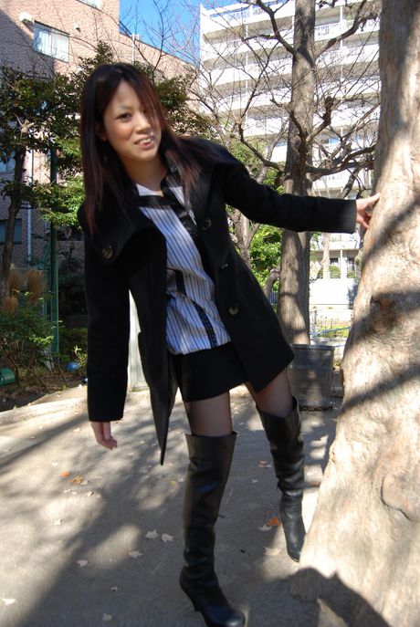 亞洲少女 Mayu Matsukawa 在陰道性交前脫光衣服